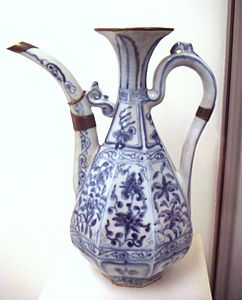 Porcellana blu e bianca cinese del 1335 ca., fabbricata a Jingdezhen, la capitale della porcellana in Cina. Esportata in Europa, questa porcellana lanciò lo stile delle Cineserie.