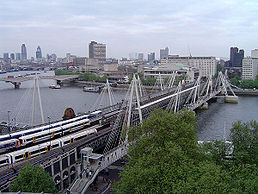 Současný most Hungerford Bridge s lávkami pro pěší