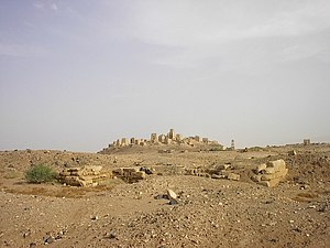 The ruins o Auld Ma'rib, which lees tae the sooth o the modren ceety