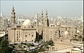 Mesquita do sultán Haçane (esquerda) e Mesquita de Arrifai (dereita)