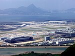 Hongkongs internationella flygplats fotograferad från kabinbanan Ngong Ping 360.