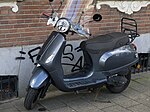 Geparkeerde bromscooter in Amsterdam, 2023.