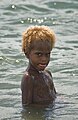 Ein blonder Vanuatu-Junge