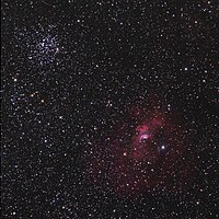 Širokoúhlý snímek NGC 7635 a M52