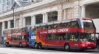 Bus tingkat Neoplan beroperasi pada rute bus Oxford ke London