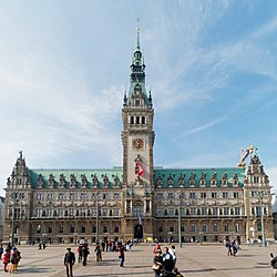 Blick auf das Rathaus und den davorliegenden Rathausmarkt