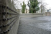 Gedenksteine für 11.134 ermordete Frankfurter Juden in der Mauer des alten jüdischen Friedhofs in Frankfurt