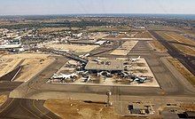 Vue depuis un avion d'un aéroport et de son terminal central