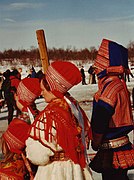 Samische familie in traditionele klederdracht