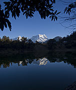 Le mont Chaukhamba se reflétant sur les eaux du lac Deoria.