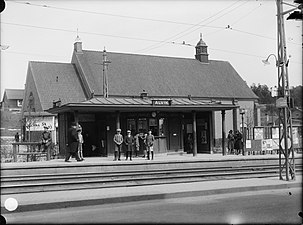 Alvik spårvagnshållplats utanför Bromma-Teatern på Gustavslundsvägen 1931. Väntpaviljongen ritades av Waldemar Johanson.
