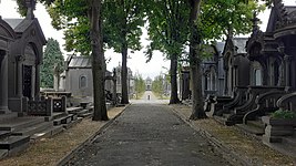 Allée de chapelles.