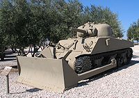 ドーザーブレードを装備したM4中戦車