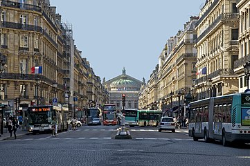 パレ・ロワイヤル西側サントノレ通りと交差するアンドレ＝マルロー広場界隈からみるオペラ大通り (L'avenue de l'Opéra)