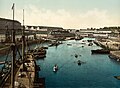 Le port et l'arsenal en Penfeld depuis le Grand Pont : de gauche à droite, côté Recouvrance, la caserne du 2e dépôt des équipages de la flotte, les ateliers du plateau des Capucins ; côté Brest, la corderie et le bagne la surplombant, puis la majorité générale.