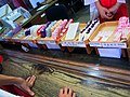 Porta-fortuna per gravidanza sicura, guida sicura, esami scolastici e altre situazioni, venduti al santuario di Itsukushima