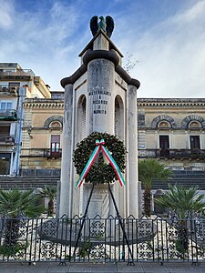 Monumento edificato in memoria dei caduti in guerra: "Misterbianco, a ricordo e monito". 10 marzo 2023.