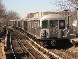 Een trein van lijn B verlaat een metrostation in de Bronx