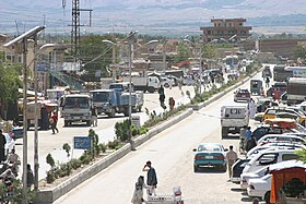 Vista de um Bazar e de parte da cidade de Bagram.