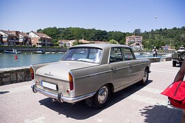 Poupe d'une Peugeot 404 berline avec son Empennage.