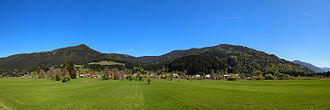 Die Hochfläche des Rateče, Blick von der alten Bahntrasse nordwärts auf den Ort Rateče, Trebizatal und Dreiländereck (Monte Forno, Peč); links zur Slizza, rechts zur Save