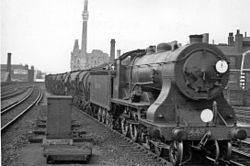 Een geleegde melktrein op de terugweg naar Clapham Junction op 24 april 1948