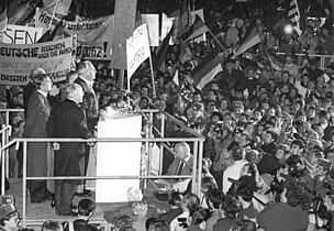 Helmut Kohl spricht am 19. Dezember 1989 vor der Ruine der Frauenkirche auf dem Neumarkt