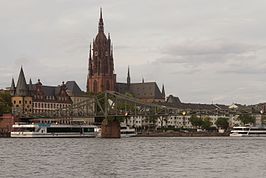 De Dom van Frankfurt, met op de voorgrond het Saalhof en de Eiserne Steg-brug over de Main