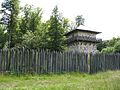 Tour de guet derrière une palissade de troncs de chênes taillés en pointe, derrière le fossé de défense. Reconstitution d'une infrastructure de défense (limes) aux frontières de l'empire romain ou fortifications avancées. Kastell Zugmantel, dans le Land de Hesse, Allemagne.