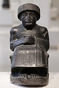 Estatua sedente del príncipe Gudea, escultura en diorita, 46 centímetros de alto, excavado en Telloh (antigua Girsu), Irak, período neo-sumerio, año 2120 a. C., Museo del Louvre