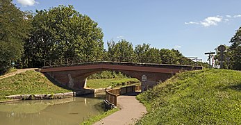 El pont sobre el "Canal lateral a la Garonne".