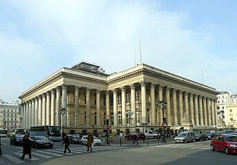 ブルス広場と旧パリ証券取引所があったパレ・ブロンニャール (Place de la Bourse avec le palais Brongniart, au carrefour des rues du 4 septembre et Notre-Dame-des-Victoires.)