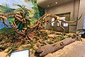 兩隻四川龍撲倒一隻沱江龍，位於自貢恐龍博物館