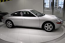 Prototype de la berline Porsche 989 au musée Porsche, vu de profil. Le véhicule est peint en gris.