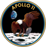 Emblème d'Apollo 11 avec différents éléments comme la surface lunaire, un oiseau de proie et la Terre.