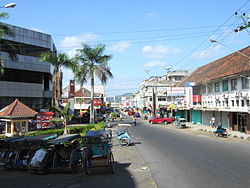 Jalan Ikan Hiu, Straße im Zentrum