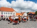 Saaremaa rahvariietes rahvatantsijad Kuressaare keskväljakul