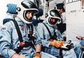 Patrick Baudry (vľavo) a Sultán Salmán Ál Saúd (vpravo) počas príprav na misiu STS-51-G, 9. máj 1985