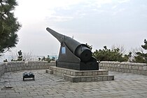 12号炮台遗址北侧的210毫米加农炮模型