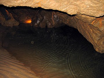 Lac souterrain de la grotte du Sergent, Saint-Guilhem-le-Désert, Hérault, France.