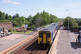 Class 156 dieseltrein rijdt naar het station van Wigton