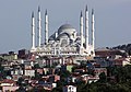 Чамлъджа джамия, завършена през 2019 г., това е най-голямата джамия в Истанбул и цяла Турция, побира 63 000 вярващи