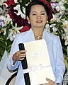 Kerajaan Filipina Presiden Filipina Gloria Macapagal Arroyo menunjukkan Memorandum Perjanjian untuk Program Pantawid Pamilyang Pilipino pada tahun 2008.