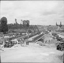 Un pont Bailey construit par la 72nd Field Company des Royal Engineers de l’armée de terre britannique à Saint-Loup-Hors, le 4 juillet 1944 pendant la bataille de Normandie.