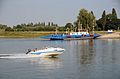 Waterverkeer op de Nederrijn bij Huissen (veerpont en motorboot)