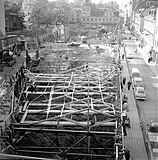 Tunnelbanan påbörjad längs Klarabergsgatan. Klara kyrkogård till vänster. 1953.