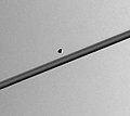 2005년 카시니 탐사선이 촬영한 판도라. 뒷배경의 검은 선은 토성의 고리들이다.