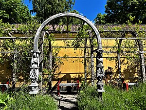 Trädgårdens lövgång, med kopior av skulpturer från skeppet Vasa