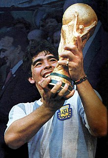 Diego Maradona fagnar með bikarnum. Argentína vann mótið ósigrað