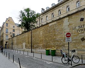 Vue de la rue en direction du jardin du Luxembourg.